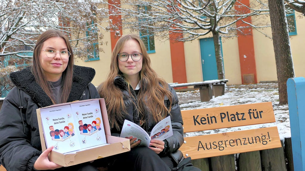 Schülerinnen des Staßfurter Dr.-Frank-Gymnasiums haben ein Kinderbuch über unterschiedliche Familien-Konstellationen geschrieben.
