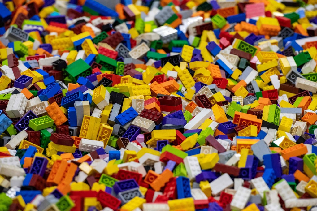 Unbekannte Täter haben in der Nacht zu Donnerstag einen Sattelzug auf dem Parkplatz Querfurter Platte ausgeraubt und 13 Paletten Lego im Wert von 20.000 Euro erbeutet.