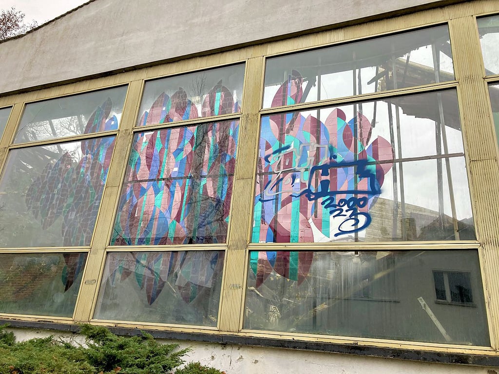 Der Kunstgiebel vom Lindauer Kulturhaus ist weiter dem Verfall preisgegeben. Das Objekt ist ein Schandfleck in der Stadt.