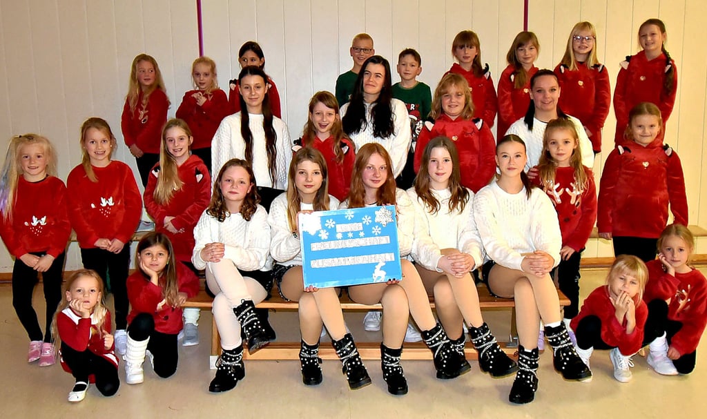 Die Mädchen und Jungen der Dance Factory Egeln probten zuletzt fleißig für ihr neues Weihnachtsprogramm, das heute auf dem Weihnachtsmarkt in Egteln aufgeführt wird. Durch die Erkältungszeit waren bei diesem Schnappschuss nicht alle Kinder anwesend.