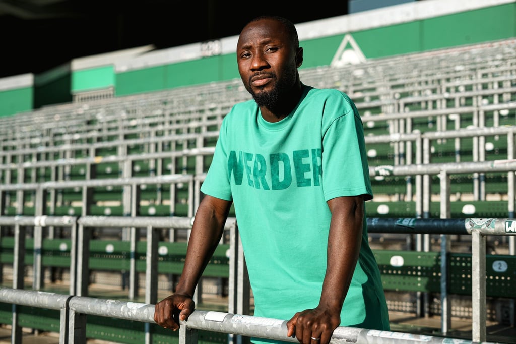 Naby Keita steht im Weserstadion.
