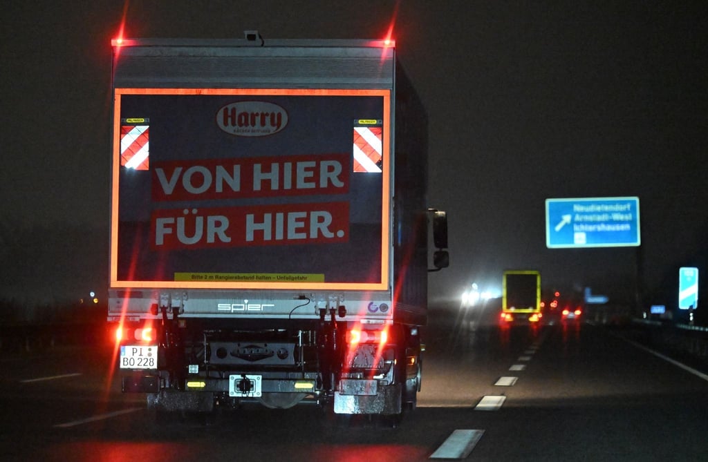 Lastkraftwagen fahren auf der Autobahn A4.