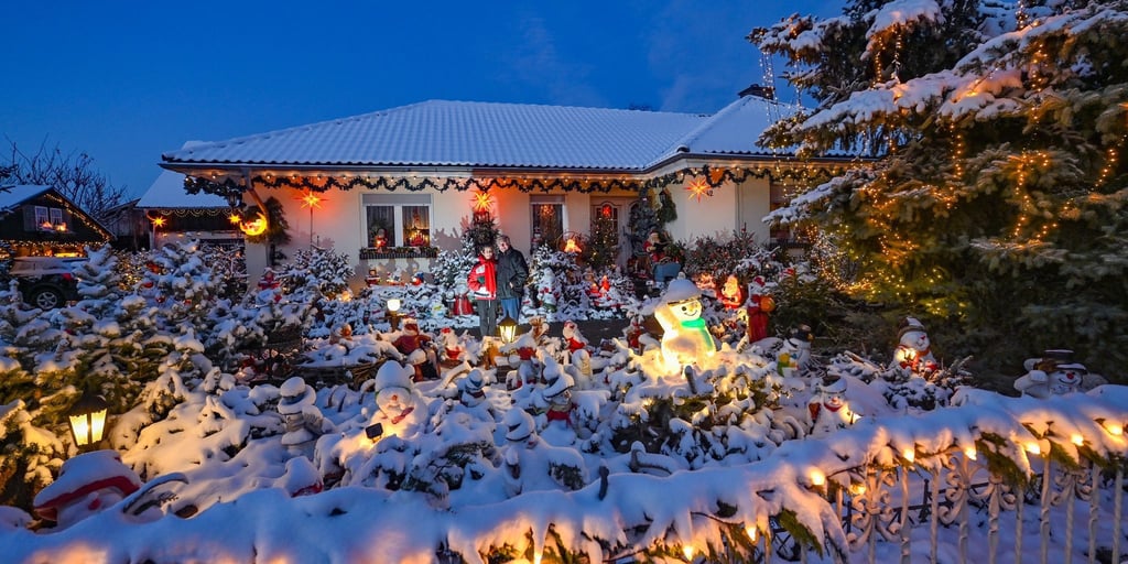 Gisela Liebsch und Gerd Mörl stehen in ihrem weihnachtlich geschmückten Garten.