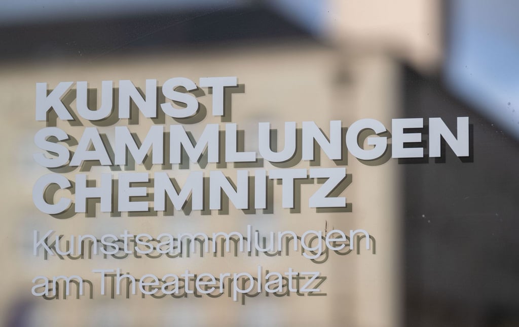 „Kunstsammlungen Chemnitz“ steht an der Eingangstür zum Museum am Theaterplatz.