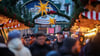 Besucher schlendern über den Leipziger Weihnachtsmarkt.