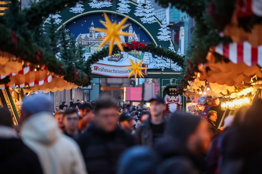 Besucher schlendern über den Leipziger Weihnachtsmarkt.