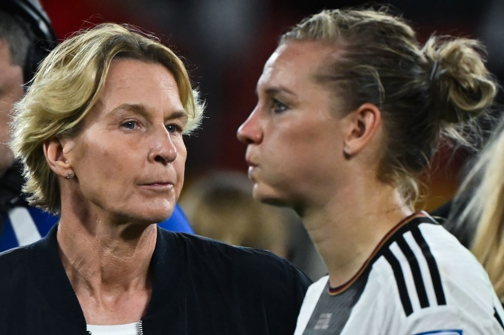 Ex-Bundestrainerin Martina Voss-Tecklenburg und Stürmerin Alexander Popp stand die Enttäuschung nach dem Vorrunden-Aus bei der WM ins Gesicht geschrieben.