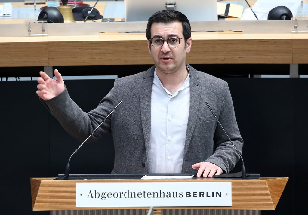 Jian Omar (Bündnis90/Grüne) spricht während der Plenarsitzung im Berliner Abgeordnetenhaus.