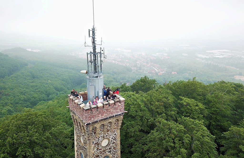 Die Aussichtsplattform mit Funkantennen aus der Vogelperspektive. Von dort kann man bei schönem Wetter weit ins Harzvorland schauen.