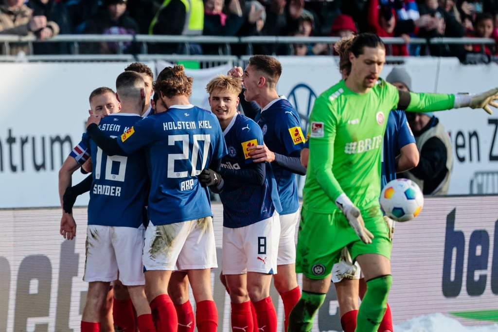 Die Kieler Spieler bejubeln das 1:0 gegen den SV Wehen Wiesbaden.