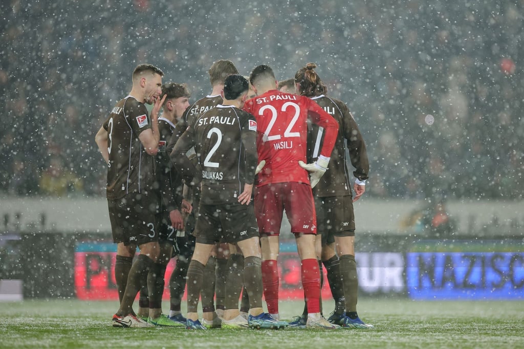 Der FC St. Pauli berät sich, nachdem er eine 2:0-Führung gegen den HSV Aus der Hand gegeben hat.