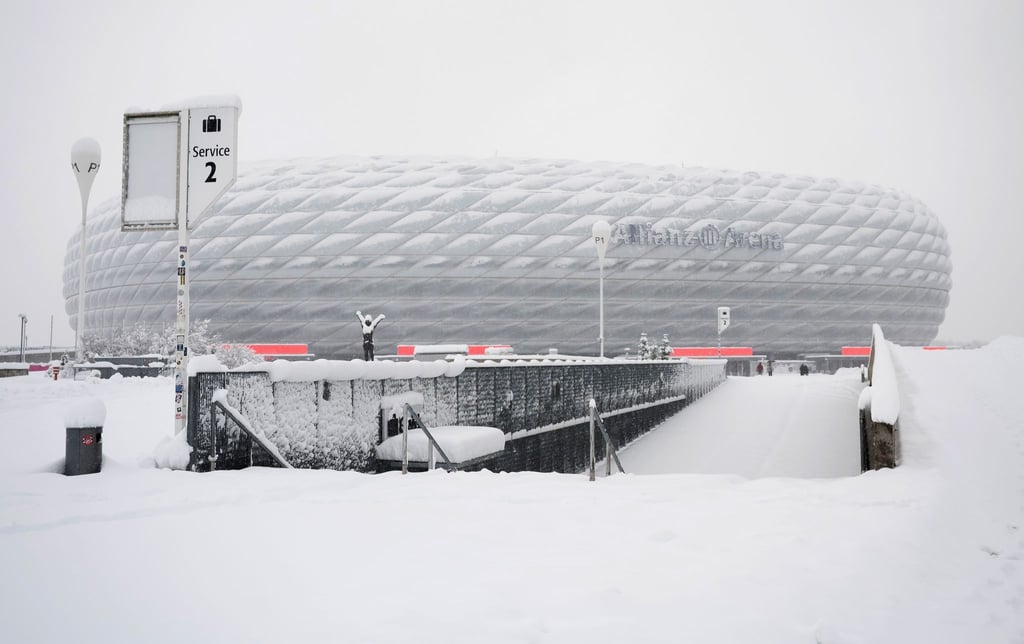 Zufahrten und Wege rund um die Allianz Arena in München sind eingeschneit.