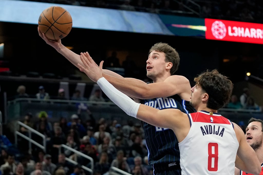 Orlandos Franz Wagner (l) zieht an Washingtons Deni Avdija (8) vorbei zum Korb.