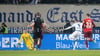 Kaiserslauterns Torwart Julian Krahl (l) kann das 0:1 nicht verhindern.