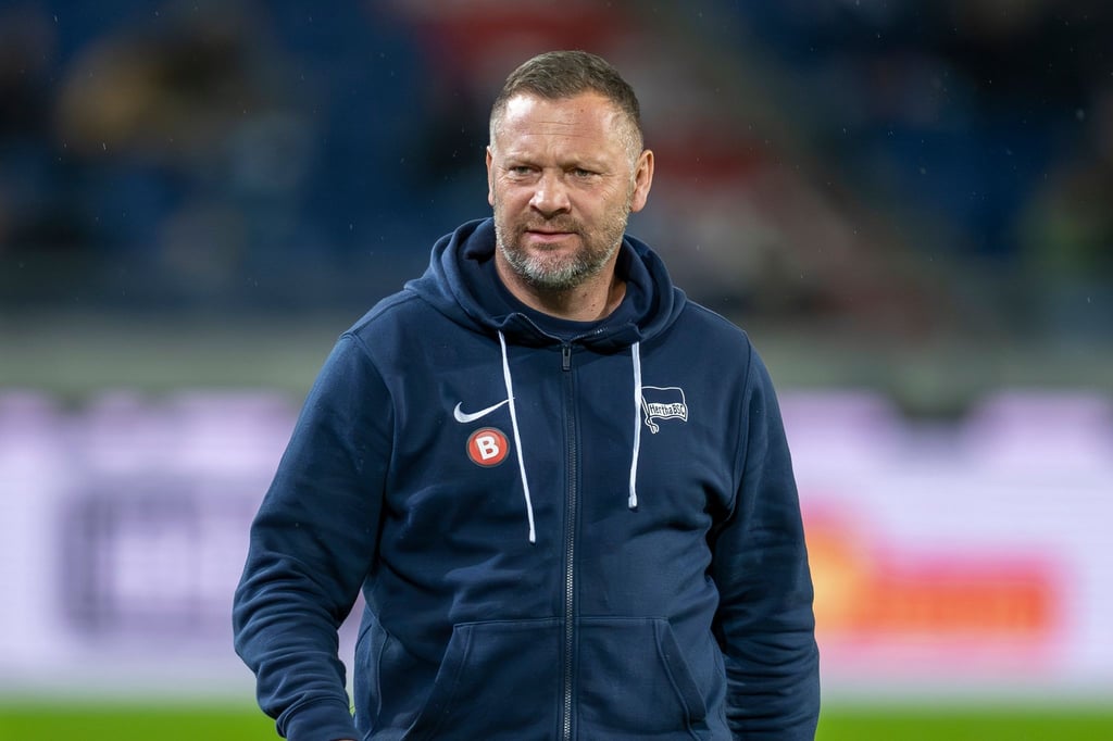 Berlins Trainer Pal Dardai betritt das Stadion.