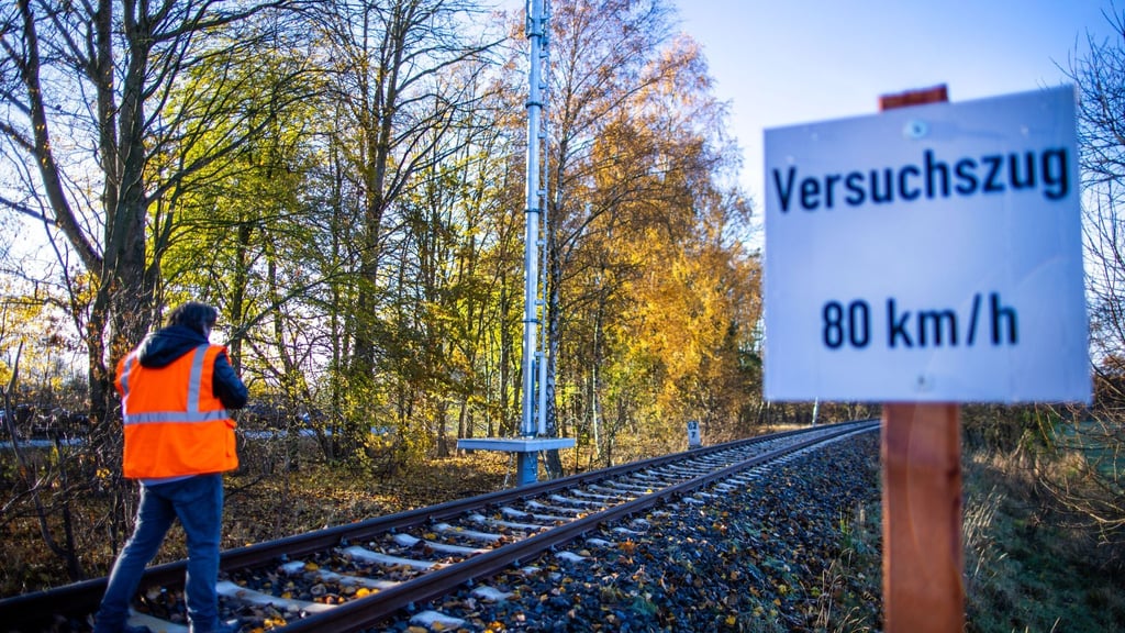 Ein bereits aufgestellter Sendemast an einer stillgelegten Bahnstrecke.