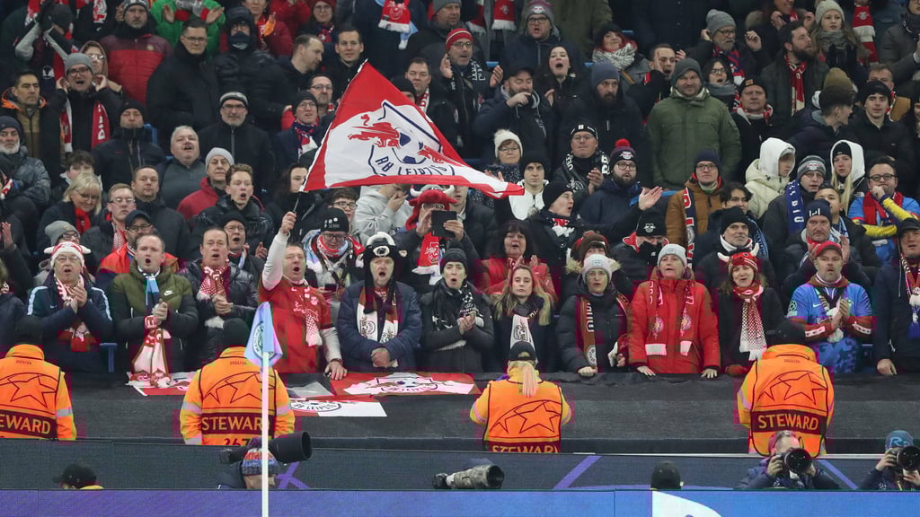 Eine der wenigen RB-Fahnen, die es am Dienstag in den Fanblock schaffte.
