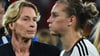 Ex-Bundestrainerin Martina Voss-Tecklenburg und Stürmerin Alexander Popp stand die Enttäuschung nach dem Vorrunden-Aus bei der WM ins Gesicht geschrieben.