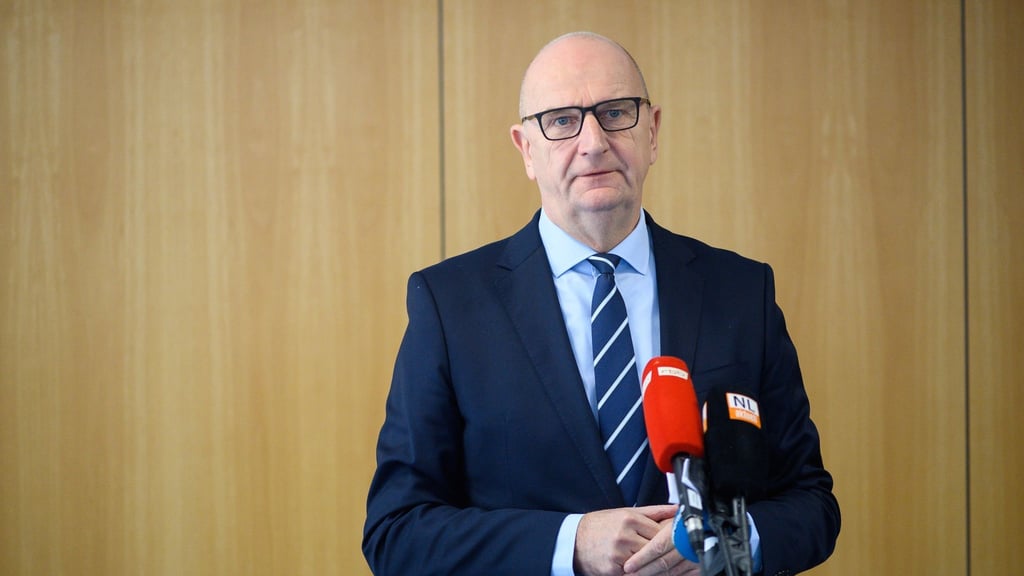 Dietmar Woidke (SPD), Ministerpräsident des Landes Barndenburg, spricht zu Medienvertretern.