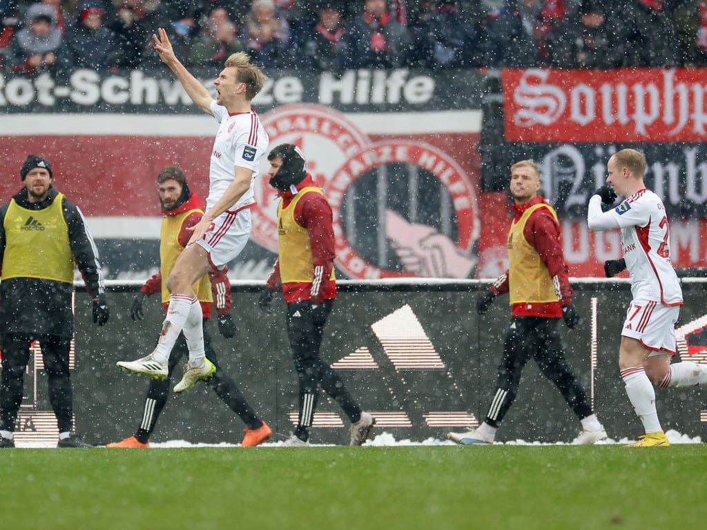Düsseldorfs Vincent Vermeij (l) traf in Nürnberg dreimal.