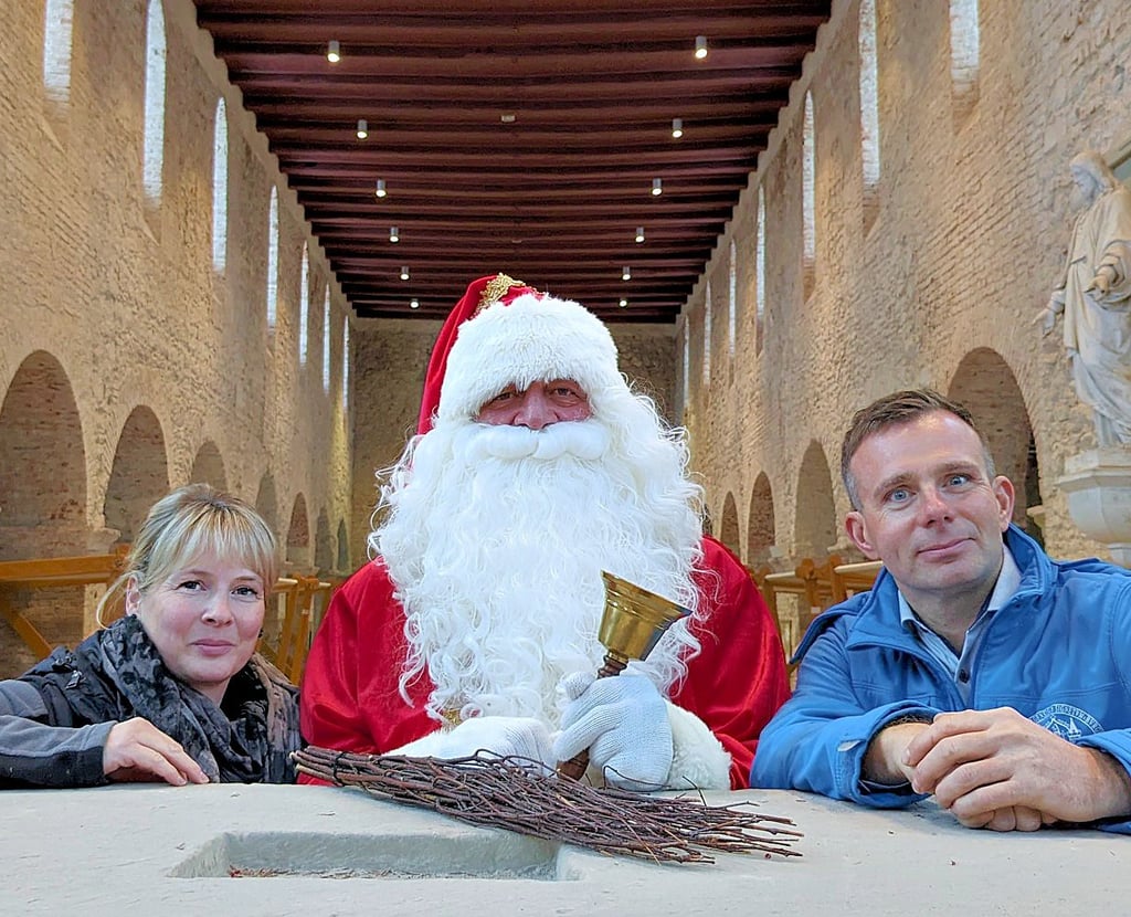 Anja Gottschalk, Weihnachtsmann und Sebastian Schwab in der Marienkirche, dort wo die Handwerker zu finden sein werden.