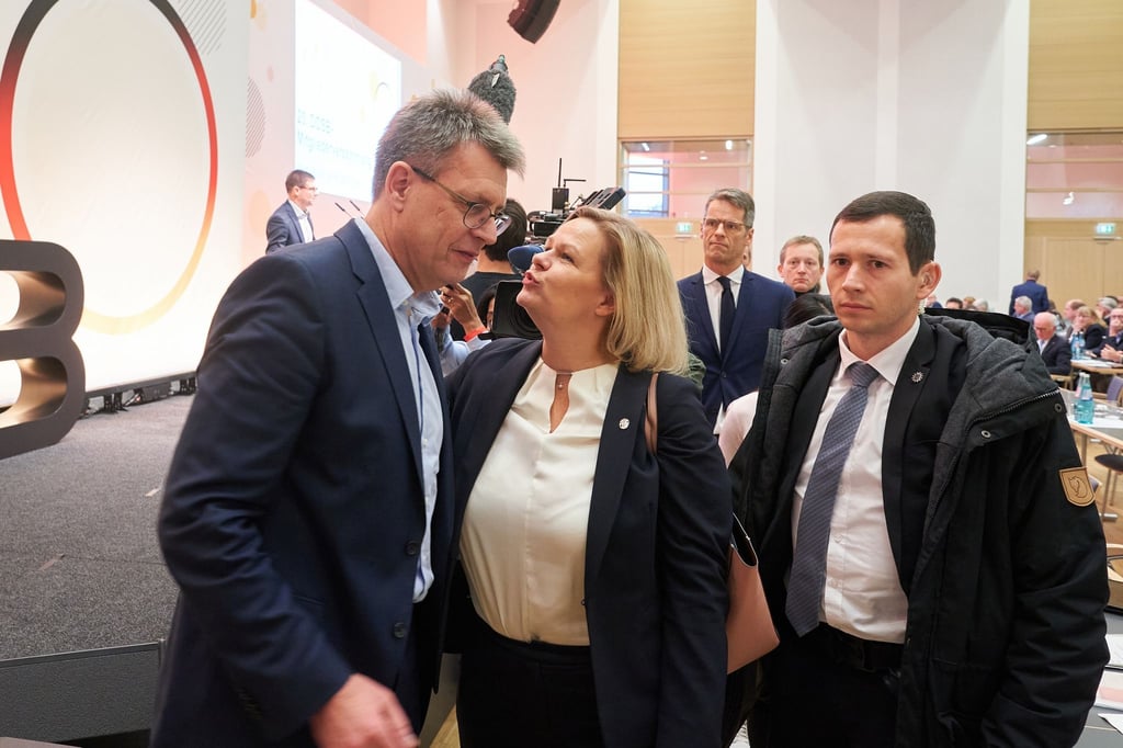 Thomas Josef Weikert, Präsident des Deutschen Olympischen Sportbundes, verabschiedet Bundesinnenministerin Nancy Faeser (SPD) nach ihrer Rede bei der DOSB-Mitgliederversammlung.
