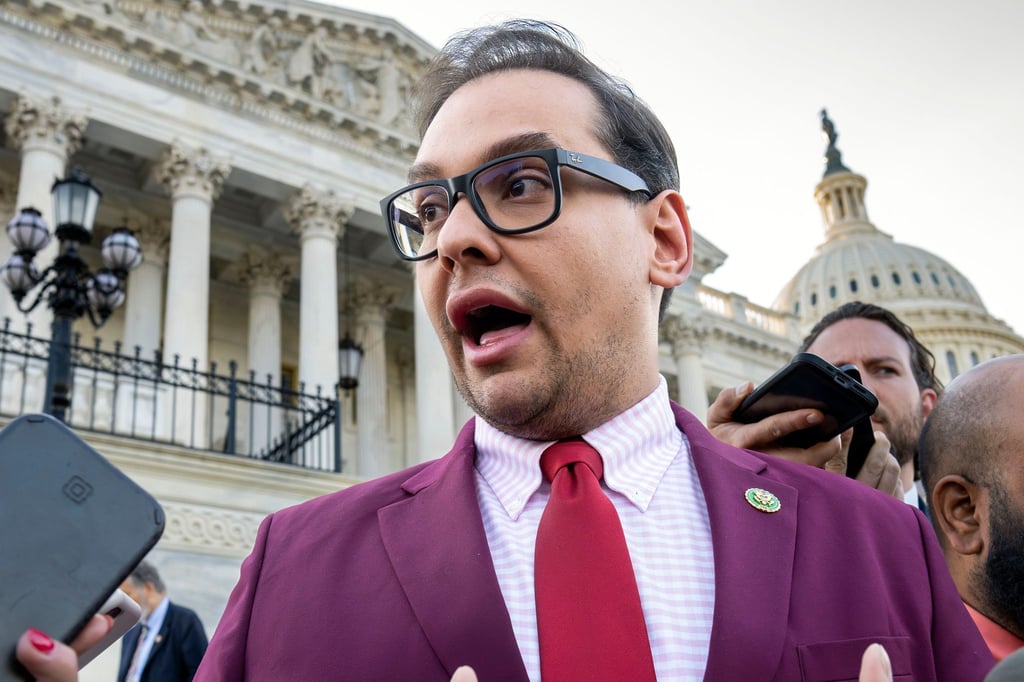 Der republikanische Abgeordnete George Santos spricht zu Reportern vor dem Kapitol.