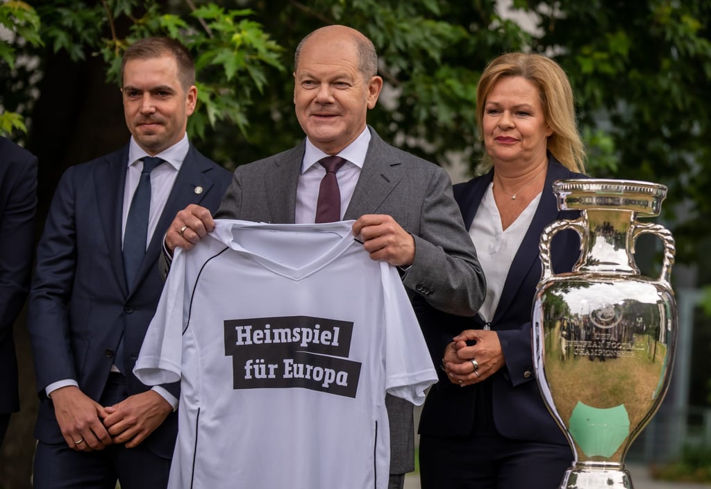 Kanzler Olaf Scholz (M) sprach bei der Heim-EM 2024 von einem „Heimspiel für Europa“,