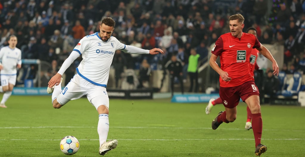 Traf zum 1:0 für den 1. FC Magdeburg: Luc Castaignos (l.), hier gegen Kevin Kraus vom 1. FC Kaiserslautern,