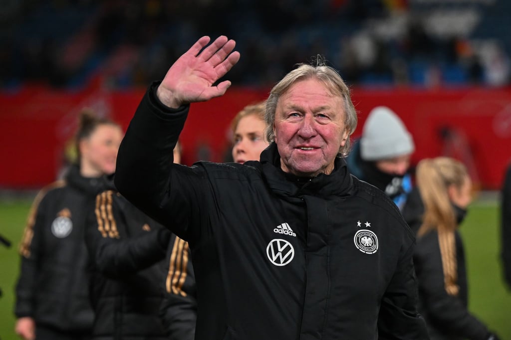 Feierte mit den deutschen Frauen den dritten Sieg im dritten Spiel: Horst Hrubesch.