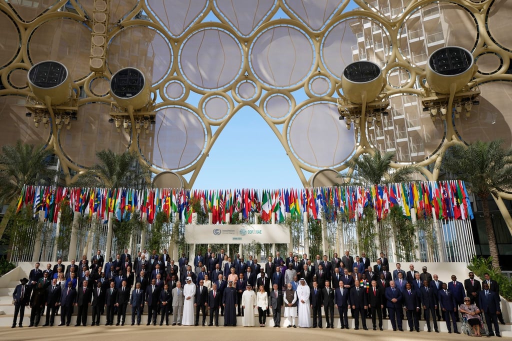 Die Staats- und Regierungschefs der Welt stehen beim UN-Klimagipfel für ein Gruppenfoto zusammen.