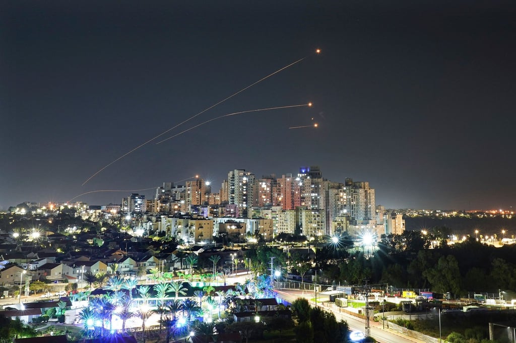Das israelische Luftabwehrsystem Iron Dome feuert, um eine aus dem Gazastreifen abgefeuerte Rakete abzufangen.
