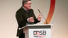 Der hessische Ministerpräsident Boris Rhein (CDU) steht bei der Mitgliederversammlung des DOSB in Frankfurt am Rednerpult.