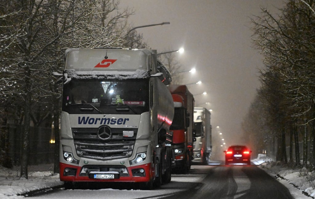 Lkws stehen am Straßenrand. Die Erhöhung der Lkw-Maut schlägt bei den Spediteuren deutlich auf die Transportkosten.