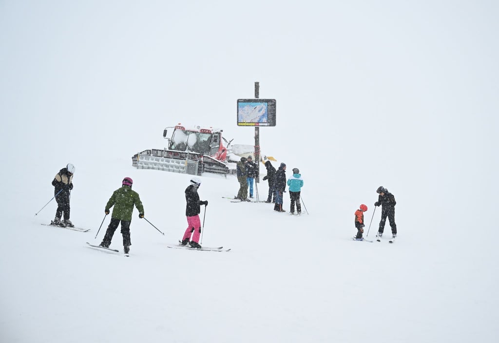 „Starker Schneefall, schlechte Sicht - aber pure Freude über massenhaft Schnee“, fasst die Sprecherin der Bayerischen Zugspitzbahn den Auftakt an Deutschlands höchstem Berg zusammen.