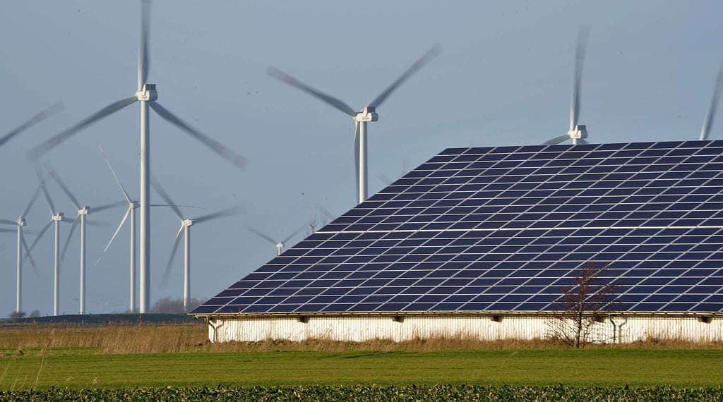 Windkraftanlagen sollen nach den Vorgaben mindestens 500 Meter von entfernt Photovoltaik-Flächen stehen. Im Fall des neuen Areals in Böckwitz wird der Abstand eingehalten. Mitarbeiter der Klötzer Stadtverwaltung haben das überprüft.
