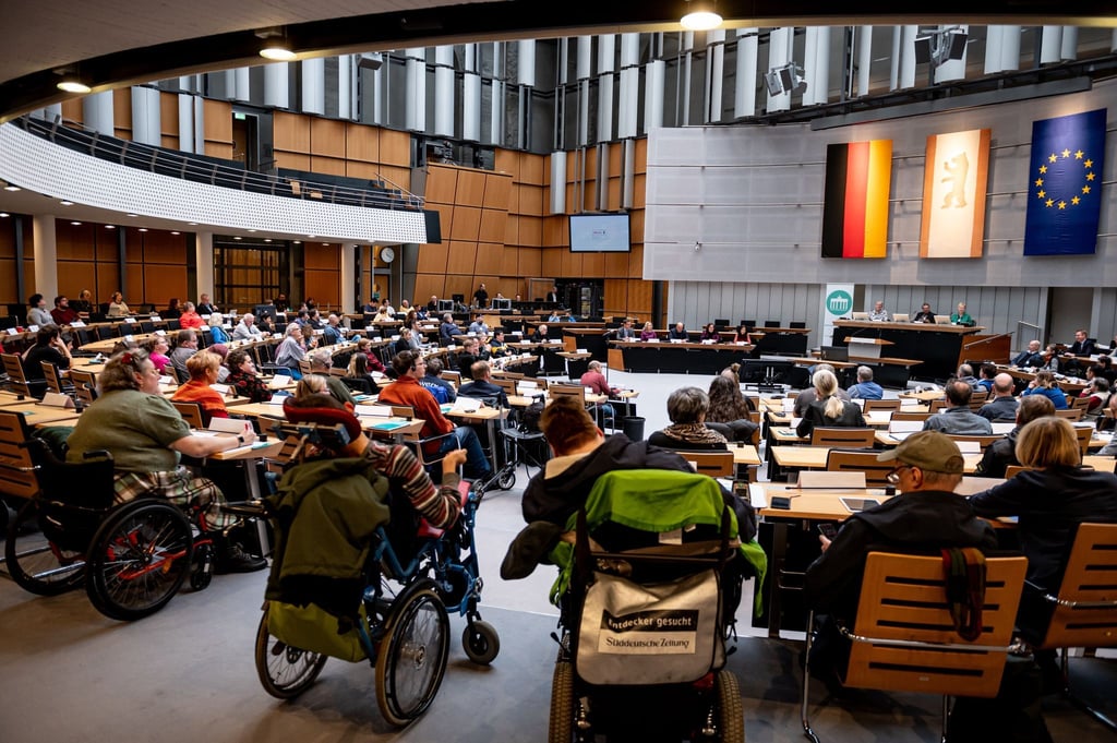 Mitglieder des Berliner Behindertenparlaments in Rollstühlen sitzen im Abgeordnetenhaus Berlin.