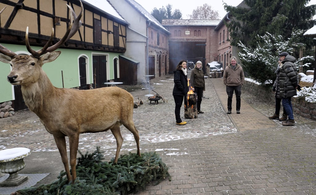 Antje und Thomas Wöhling am Samstag mit den ersten Gästen zu ihrem Naturfilmvorführtag in ihrer Naturscheune.