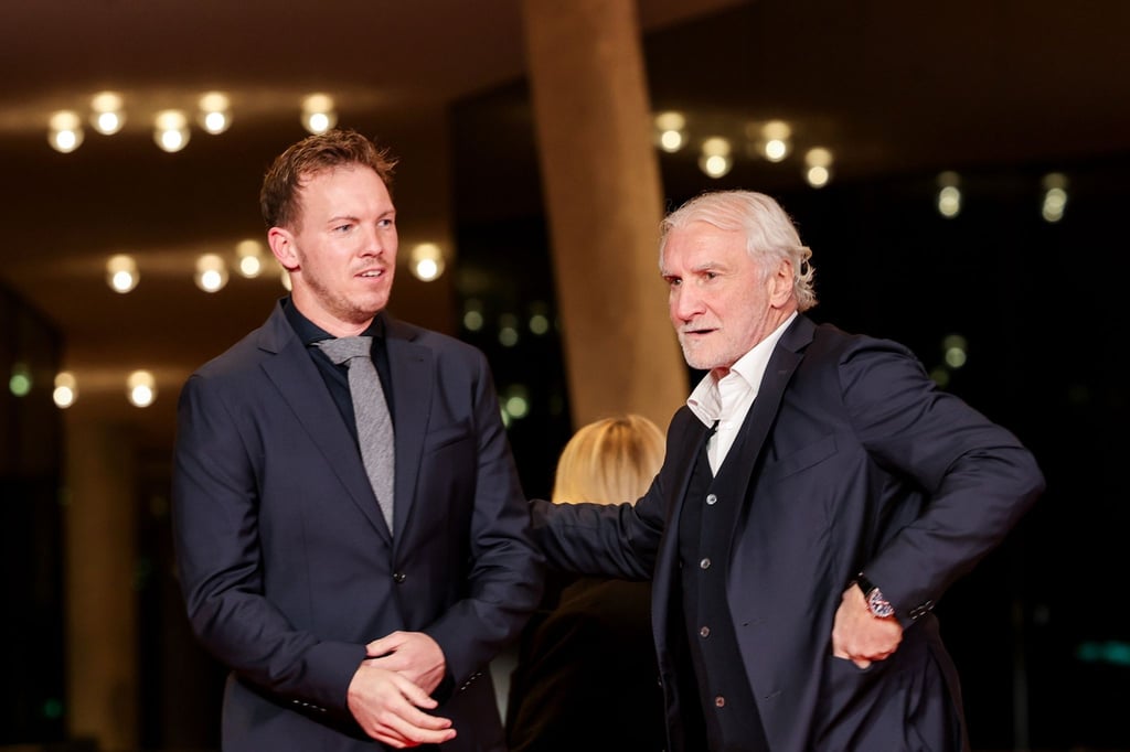 DFB-Sportdirektor Rudi Völler (r) und Bundestrainer Julian Nagelsmann bei der Auslosung der EM-Gruppen in Hamburg.
