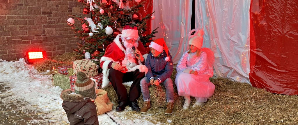 Treuer Fan und bei Bedarf auch Weihnachtsmann: Marcus Lange ist ins Kostüm geschlüpft und hat auch Luca nach seinen Wünschen gefragt.