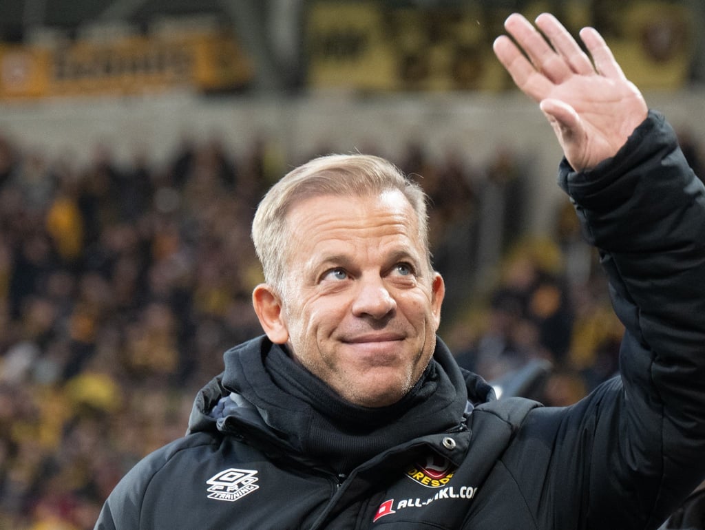 Dynamo Trainer Markus Anfang winkt zu den Fans.
