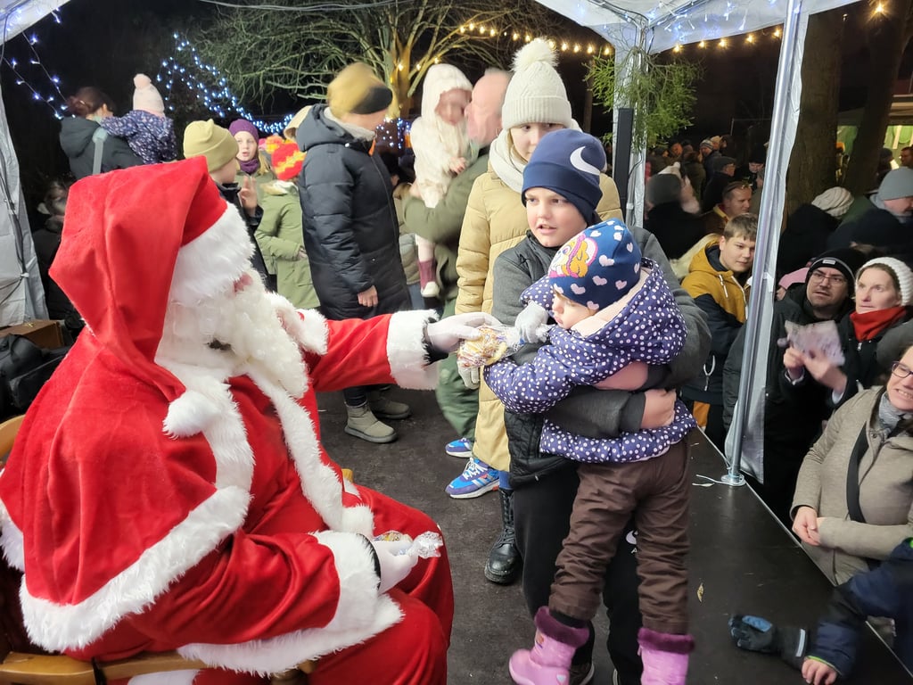 Kein Kind ging ohne weihnachtlich gefülltes Geschenktütchen von der Bühne des zweiten Altenplathower Weihnachtsmarktes - natürlich aus den Händen des Weihnachtsmannes.
