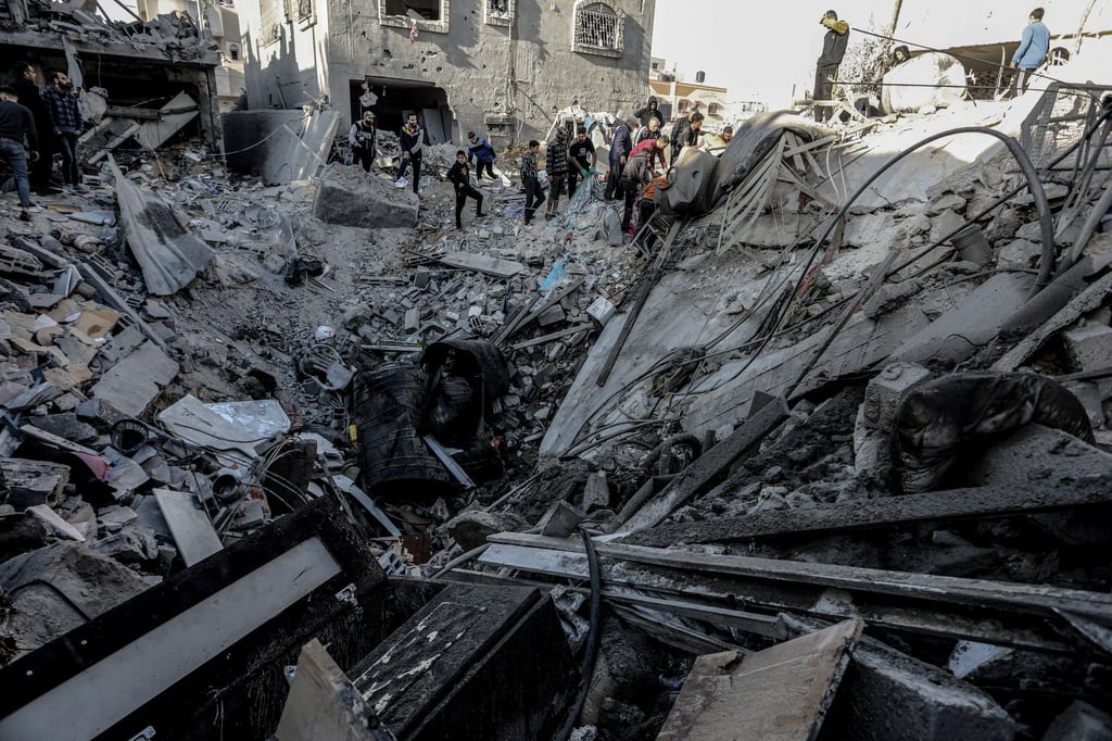 Palästinenser suchen nach einem israelischen Luftangriff nach Überlebenden.