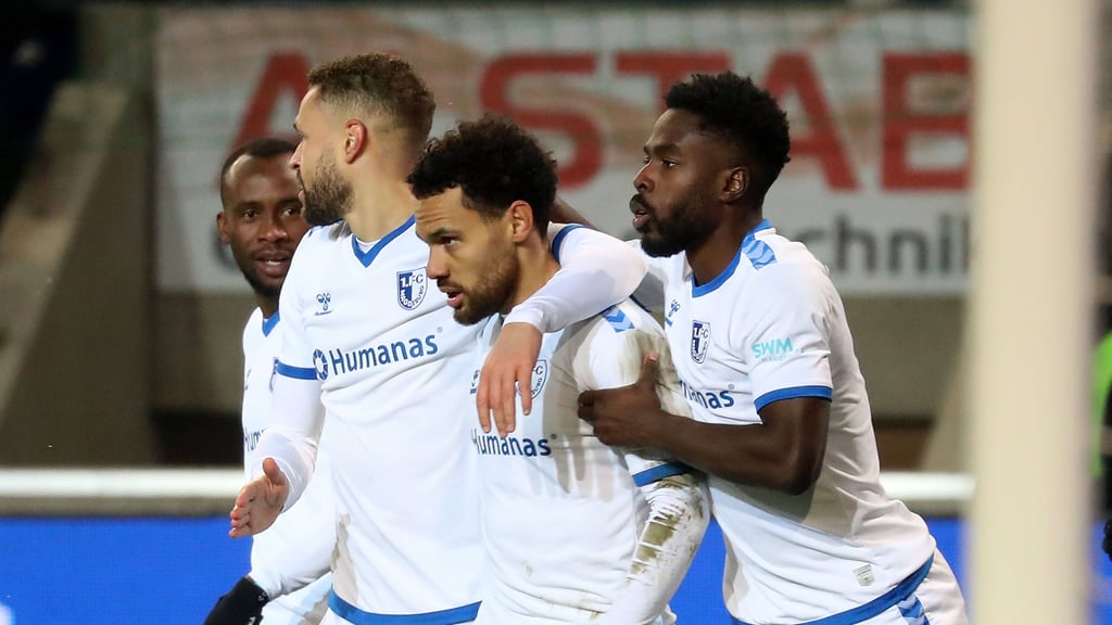 Herbert Bockhorn (2.v.r.) ist beim 1. FC Magdeburg nicht nur defensiv zuverlässig. Der Rechtsverteidiger glänzt auch als Torschütze und Vorbereiter.