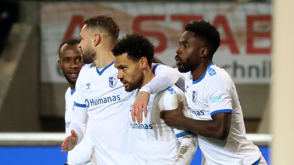 Herbert Bockhorn (2.v.r.) ist beim 1. FC Magdeburg nicht nur defensiv zuverlässig. Der Rechtsverteidiger glänzt auch als Torschütze und Vorbereiter.