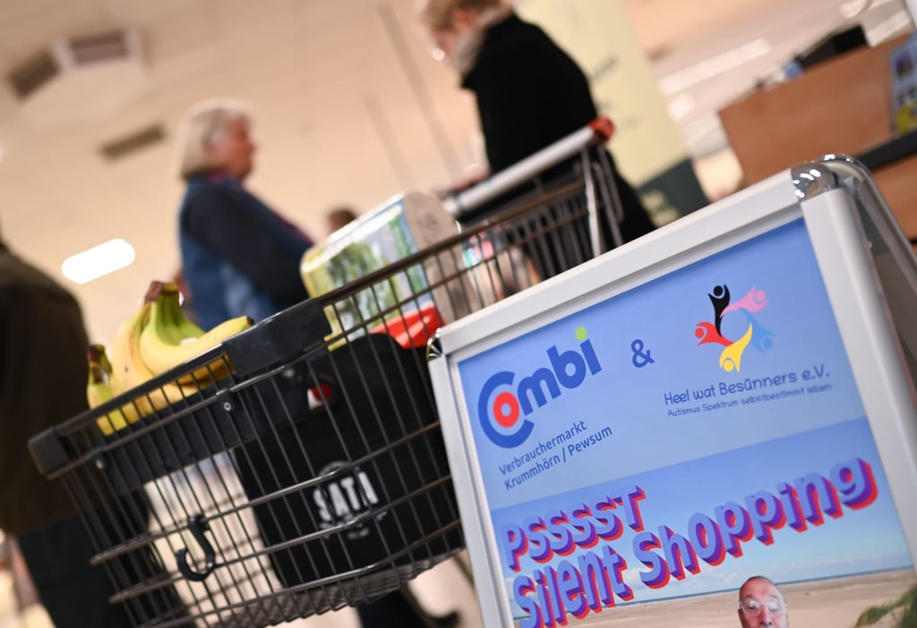 Ein Verein für Menschen mit Autismus und deren Angehörige informieren über Ihre Veranstaltung "Silent Shopping" in einem Supermarkt.