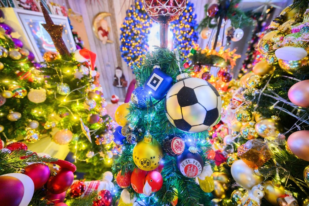 Weihnachtsbäume mit Schmuck in Fußball-Optik stehen im Haus einer Familie im Landkreis Schaumburg.