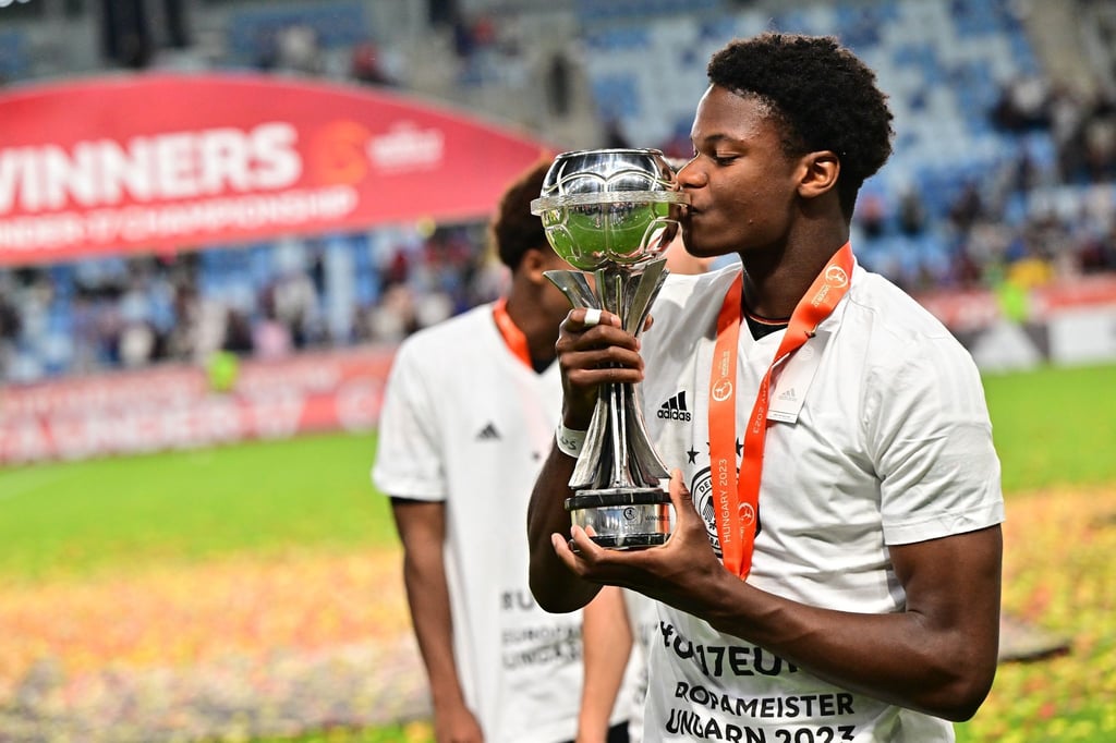 Winners Osawe aus Deutschland küsst die Trophäe.