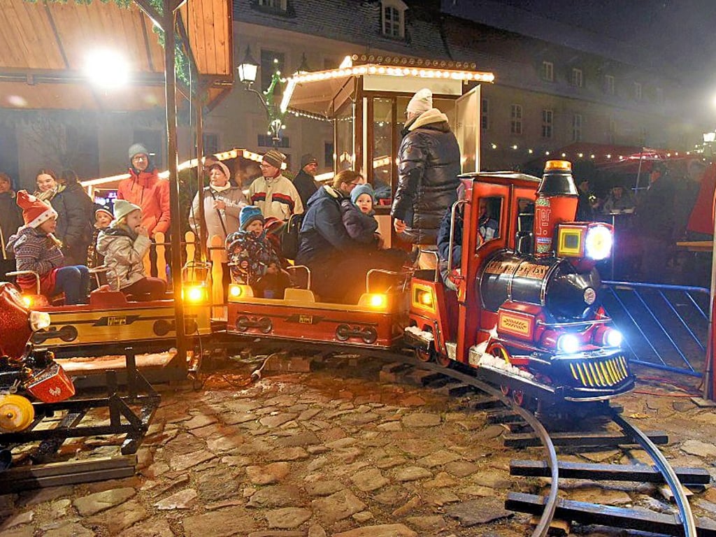 Die Miniatur-Eisenbahn drehte pausenlos ihre Runden.