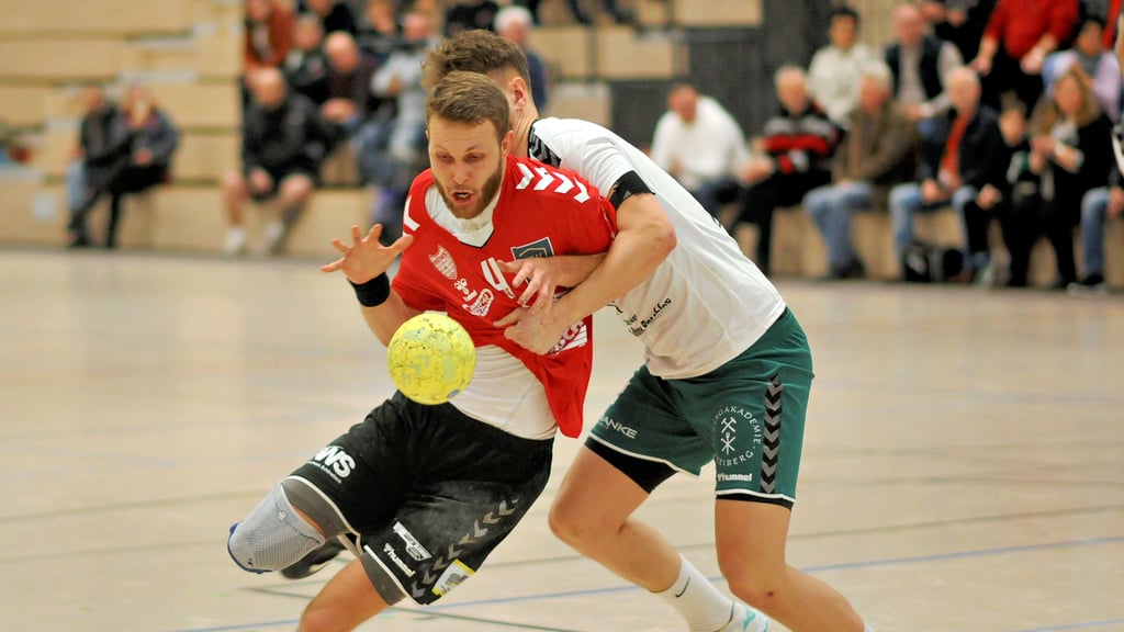 Die Freiberger packten in der Deckung zu und machten Justus Kluge (links) und den Staßfurter Handballern auch offensiv das Leben schwer. Die Bodestädter mussten sich mit einem Remis begnügen.